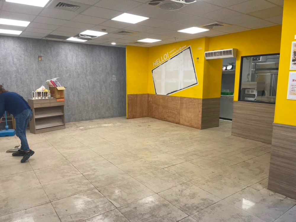 店面局部木作裝潢.木地板拆除、廁所打除見底、廣告紙剔除施工前、中、後