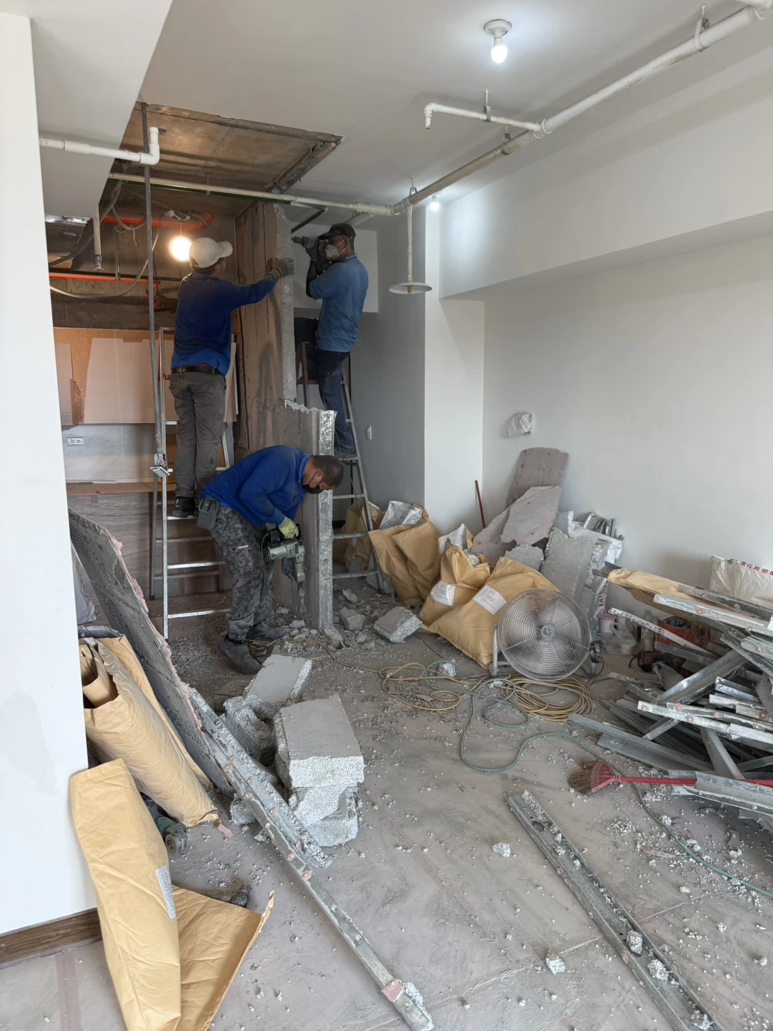 新建大樓局部輕隔牆拆除