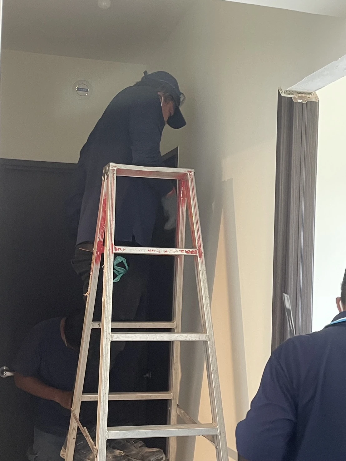 新建大樓局部輕隔牆拆除施工前、中、後