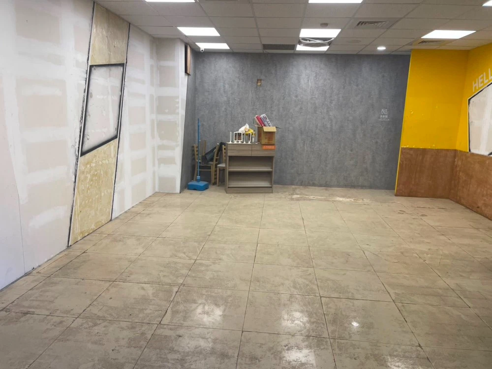 店面局部木作裝潢.木地板拆除、廁所打除見底、廣告紙剔除施工前、中、後