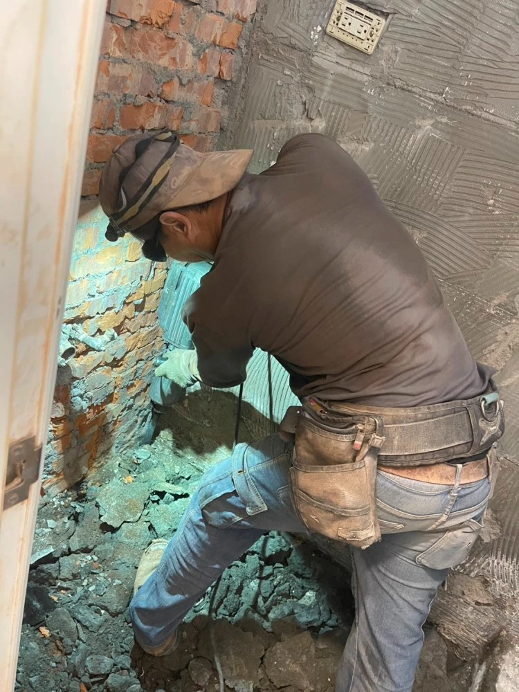 店面局部木作裝潢.木地板拆除、廁所打除見底、廣告紙剔除施工前、中、後