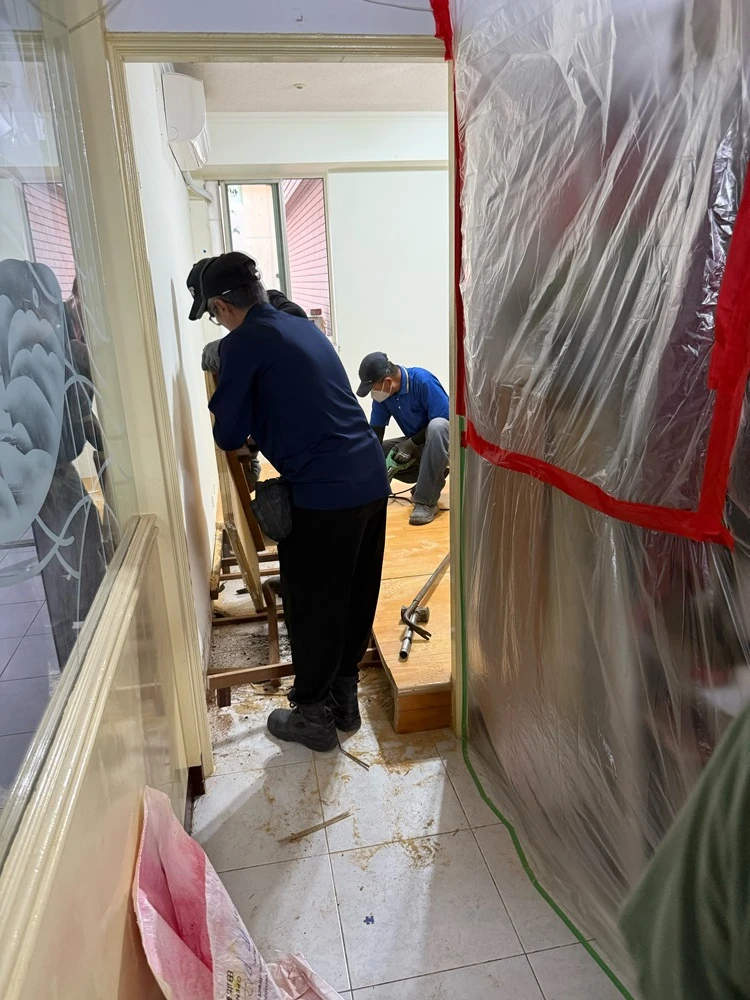 大樓住宅房間木地板.系統櫃拆除施工前、中、後