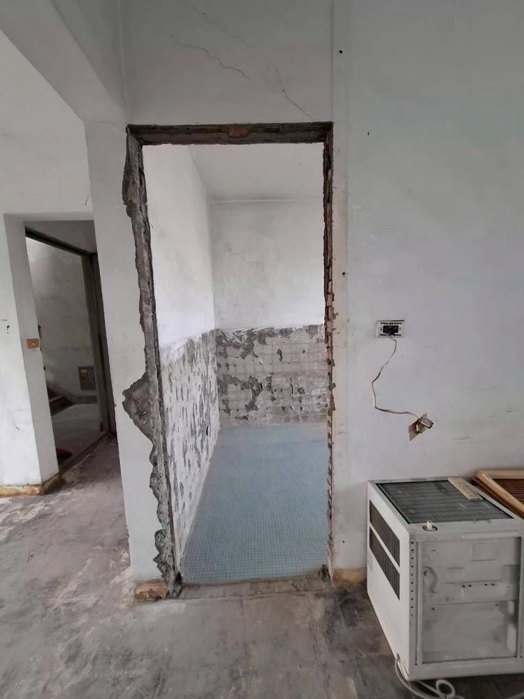健行公寓室內塑膠地板拆除和廁所打除 局部地面打除和廚房磁磚剔除