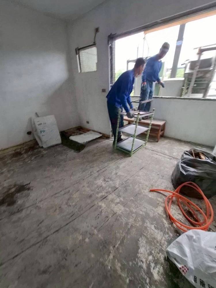 健行公寓室內塑膠地板拆除和廁所打除 局部地面打除和廚房磁磚剔除