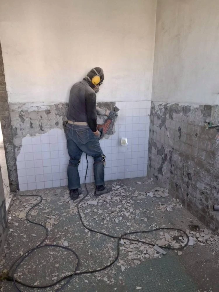 健行公寓室內塑膠地板拆除和廁所打除 局部地面打除和廚房磁磚剔除