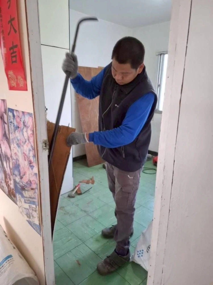 健行公寓室內塑膠地板拆除和廁所打除 局部地面打除和廚房磁磚剔除