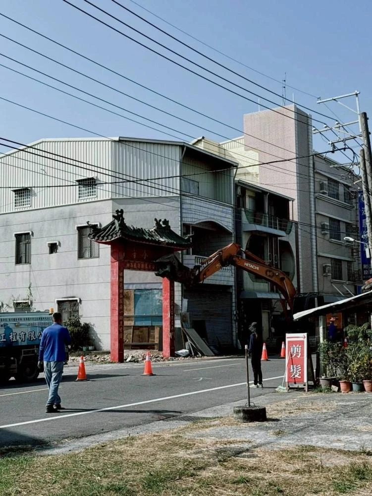 寺廟拱門拆除施工前、中、後