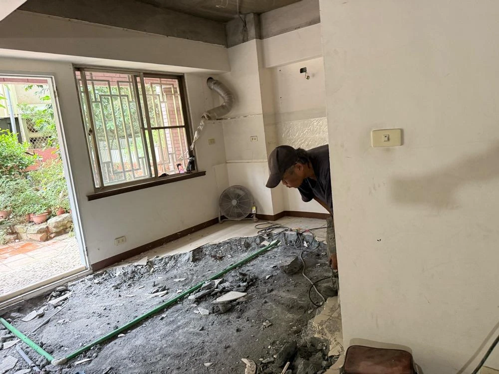 室內裝潢.天花板拆除、局部地磚、廁所打除施工前、中、後