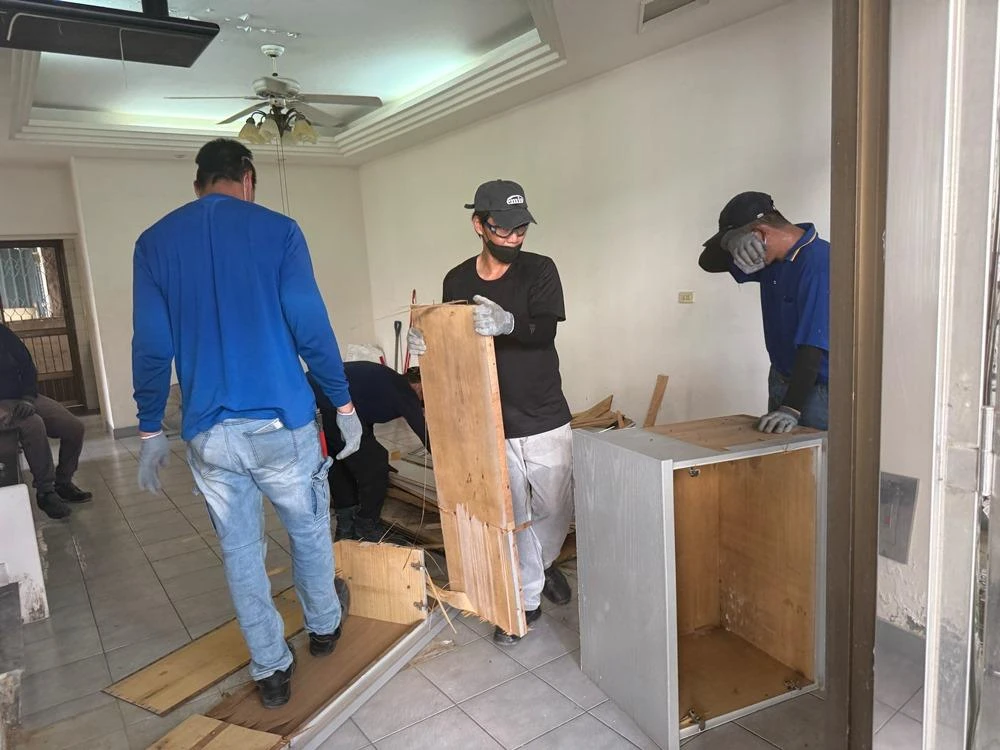 透天1-2樓室內裝潢.窗戶.騎樓鐵皮鐵架拆除、樓梯大里石.局部牆面.廁所見底.地