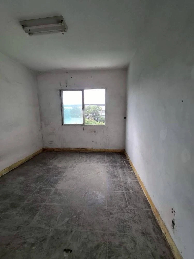 健行公寓室內塑膠地板拆除和廁所打除 局部地面打除和廚房磁磚剔除