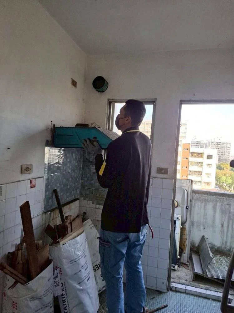 健行公寓室內塑膠地板拆除和廁所打除 局部地面打除和廚房磁磚剔除