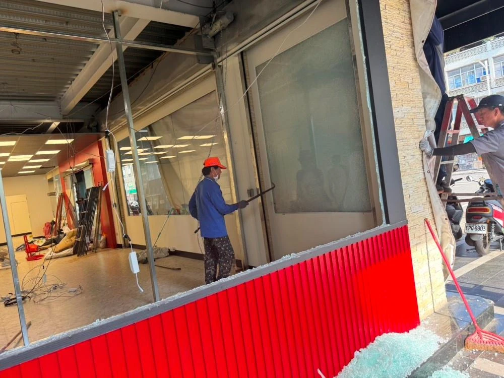 店面裝潢拆除、廁所打除、門開口施工前、中、後