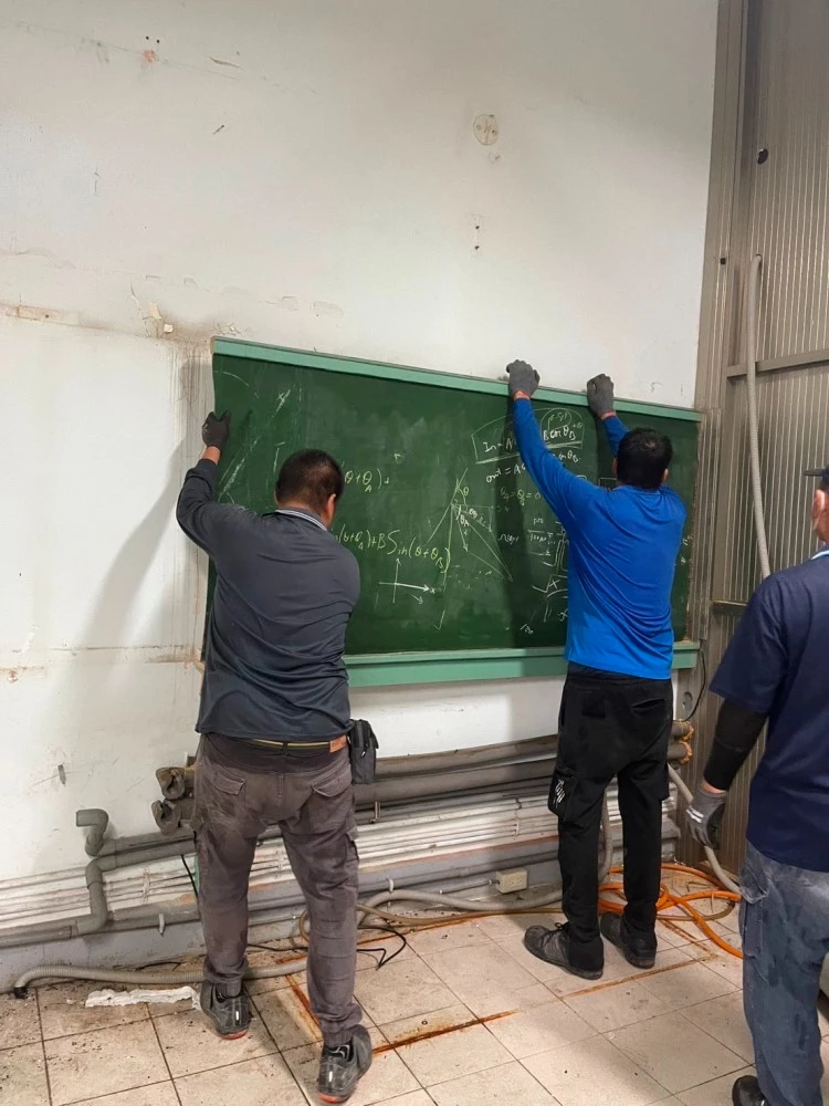 學校校室局部木作裝潢拆除