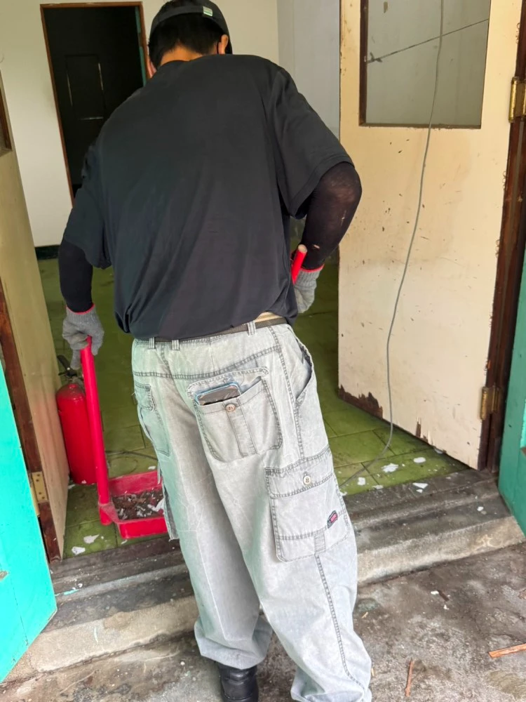 學校校室局部木作裝潢拆除