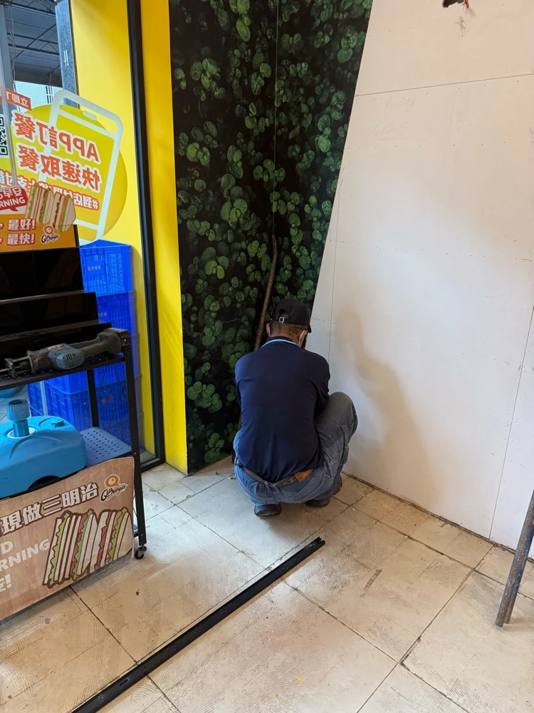 店面局部木作裝潢.木地板拆除、廁所打除見底、廣告紙剔除施工前、中、後