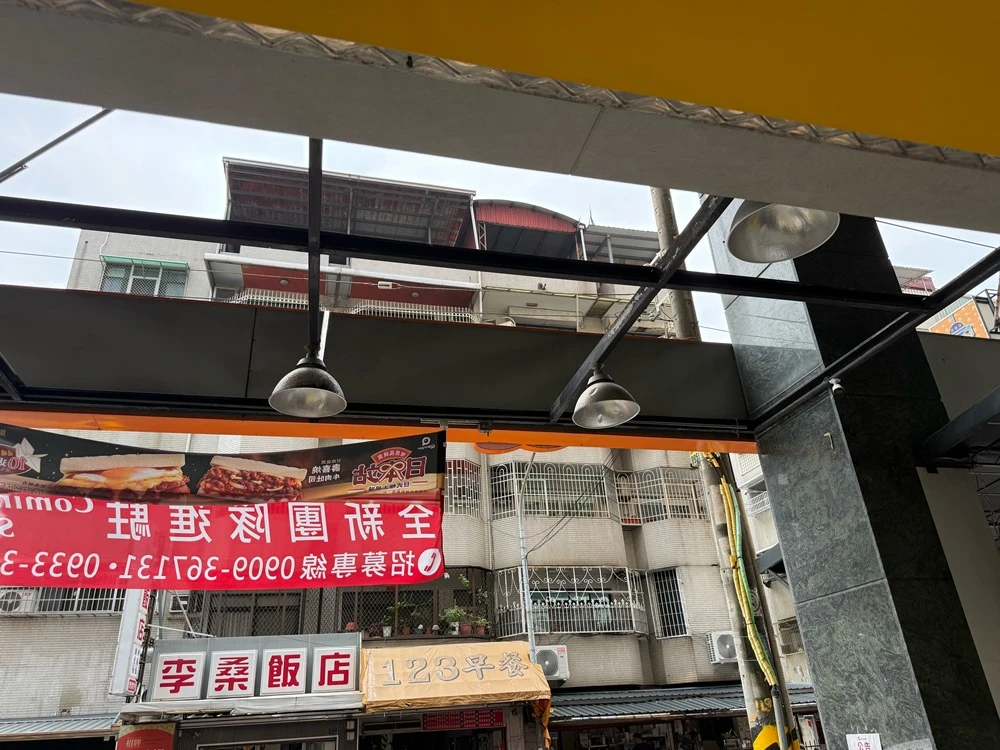 店面局部木作裝潢.木地板拆除、廁所打除見底、廣告紙剔除施工前、中、後