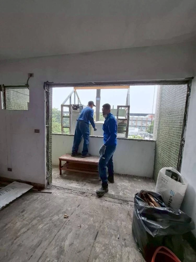 健行公寓室內塑膠地板拆除和廁所打除 局部地面打除和廚房磁磚剔除