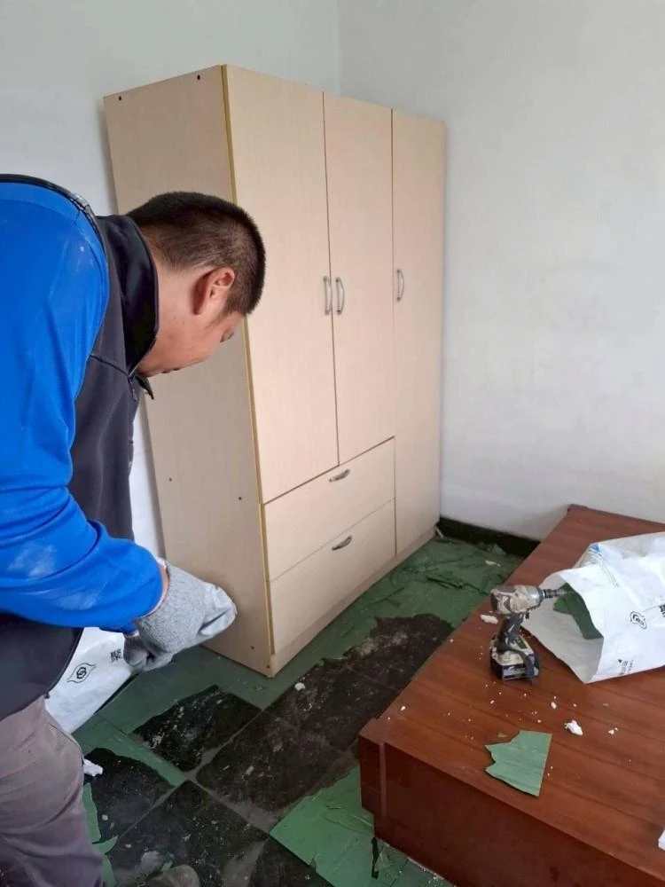 健行公寓室內塑膠地板拆除和廁所打除 局部地面打除和廚房磁磚剔除