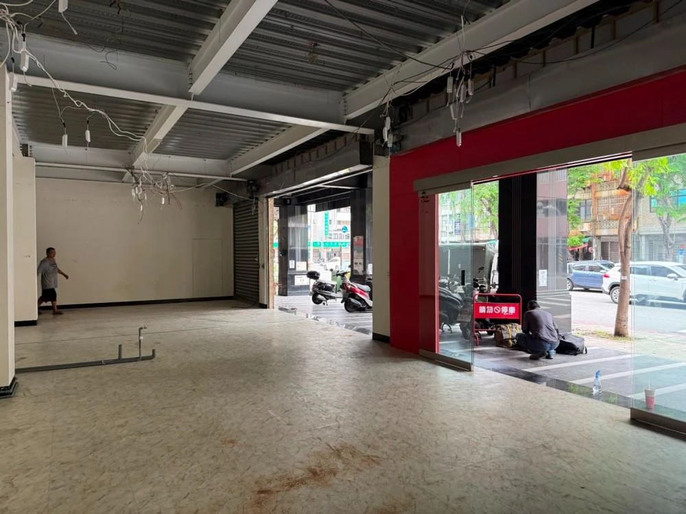 店面裝潢拆除、廁所打除、門開口施工前、中、後