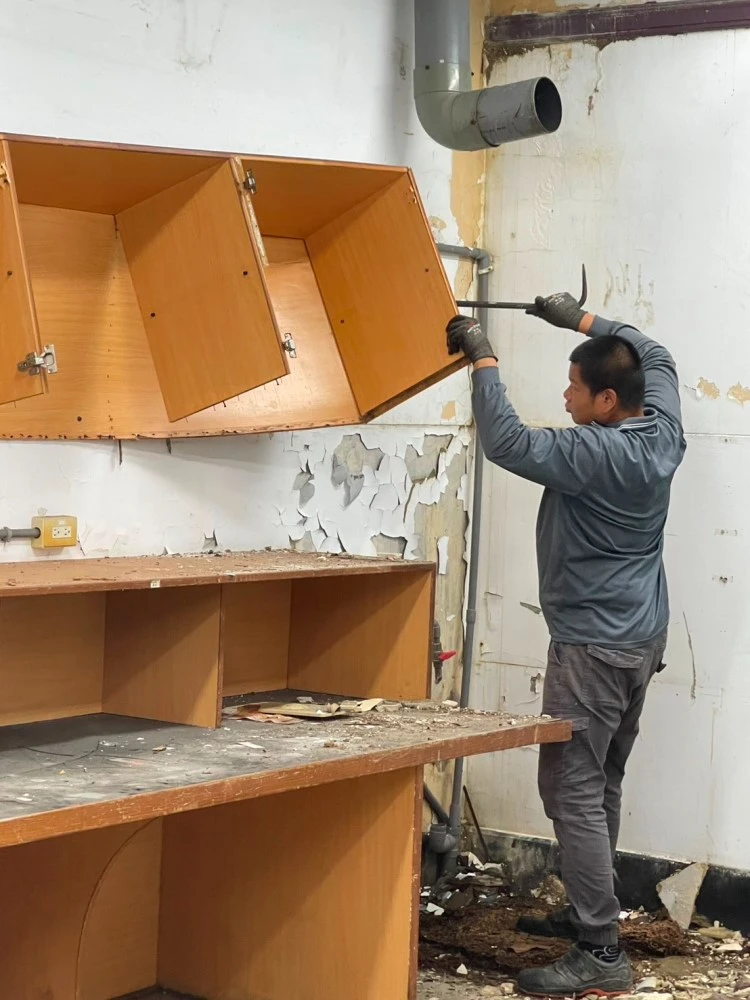 學校校室局部木作裝潢拆除