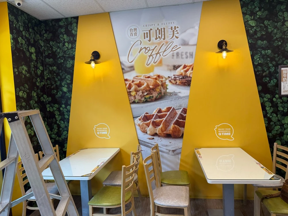 店面局部木作裝潢.木地板拆除、廁所打除見底、廣告紙剔除施工前、中、後