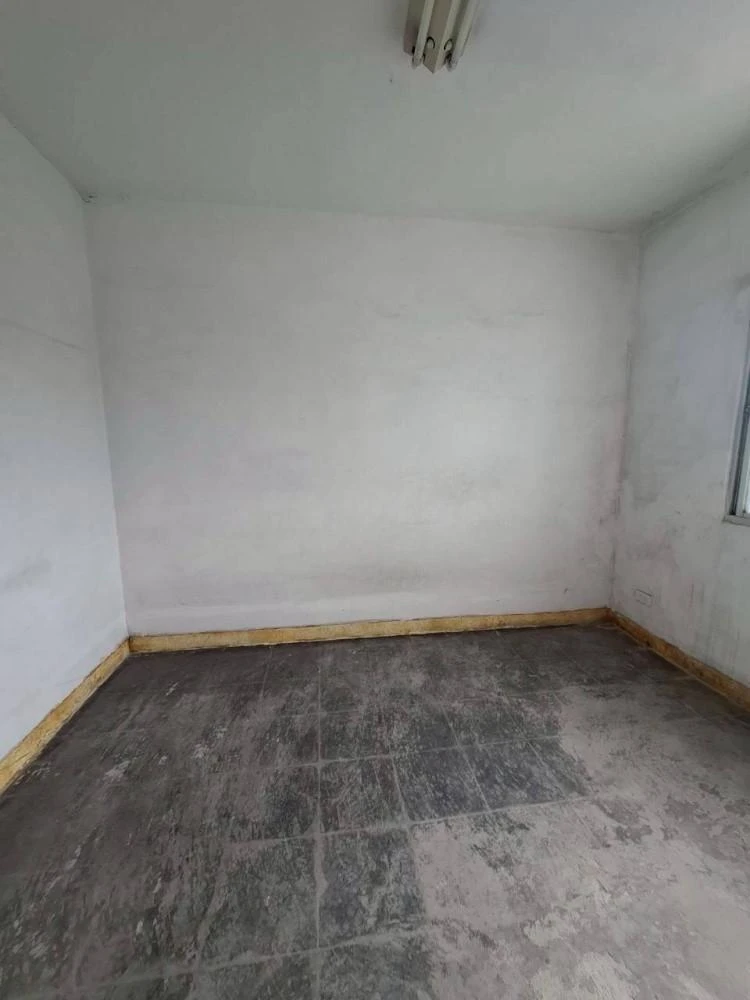 健行公寓室內塑膠地板拆除和廁所打除 局部地面打除和廚房磁磚剔除