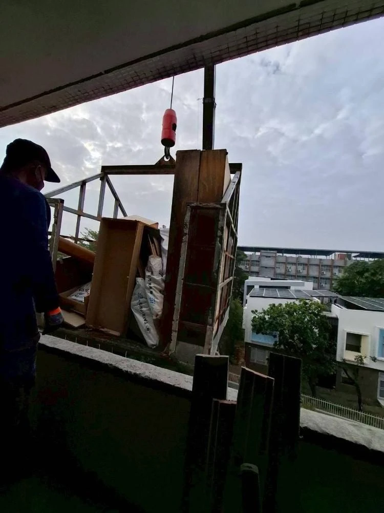 健行公寓室內塑膠地板拆除和廁所打除 局部地面打除和廚房磁磚剔除