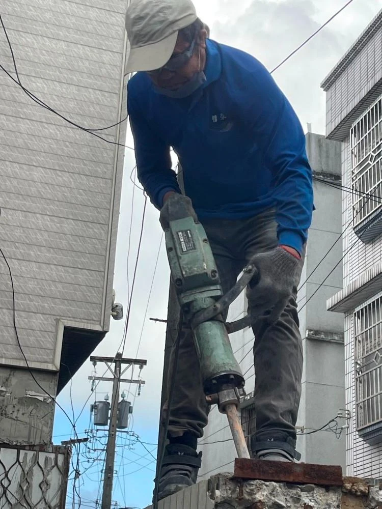 透天1-2樓室內裝潢.窗戶.騎樓鐵皮鐵架拆除、樓梯大里石.局部牆面.廁所見底.地