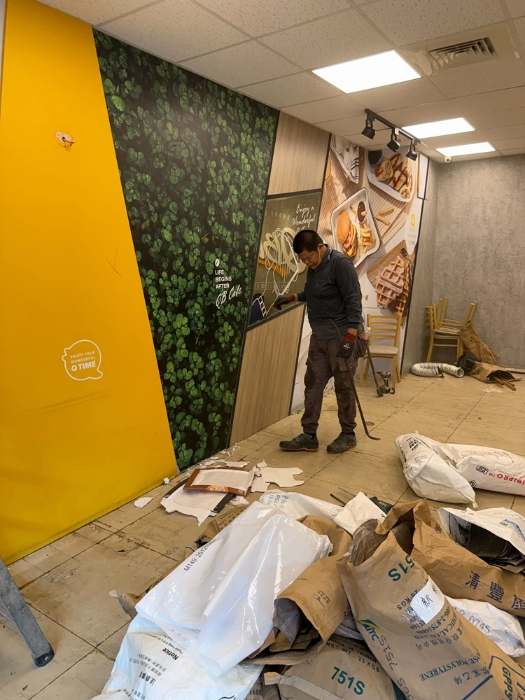 店面局部木作裝潢.木地板拆除、廁所打除見底、廣告紙剔除施工前、中、後