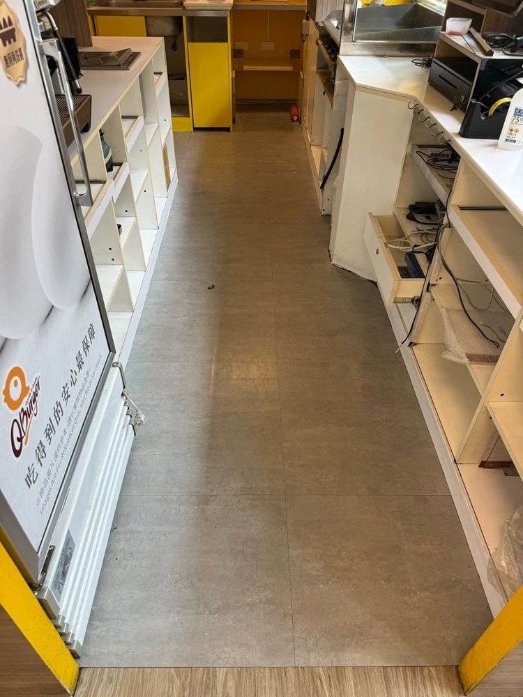 店面局部木作裝潢.木地板拆除、廁所打除見底、廣告紙剔除施工前、中、後