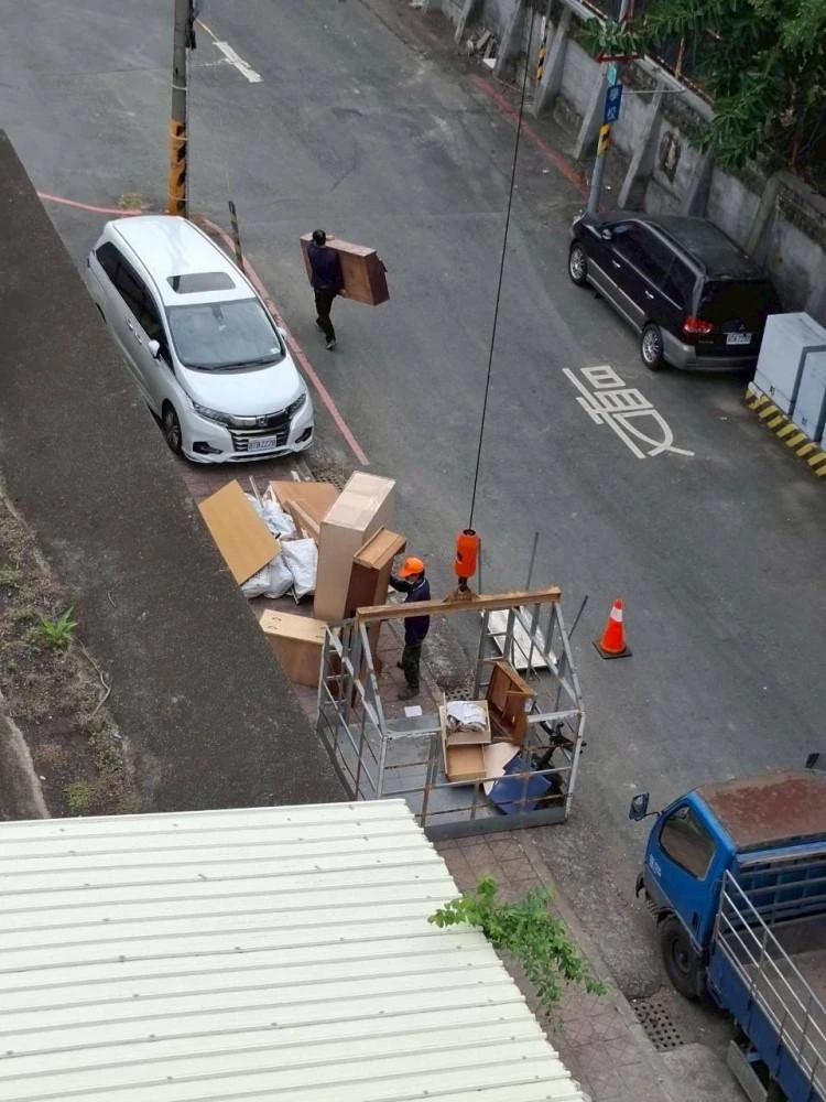 健行公寓室內塑膠地板拆除和廁所打除 局部地面打除和廚房磁磚剔除