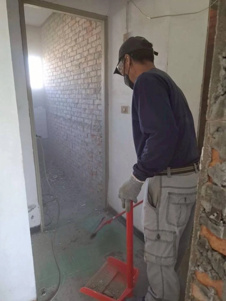 健行公寓室內塑膠地板拆除和廁所打除 局部地面打除和廚房磁磚剔除