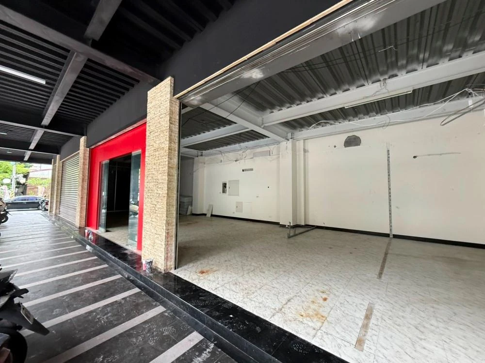 店面裝潢拆除、廁所打除、門開口施工前、中、後