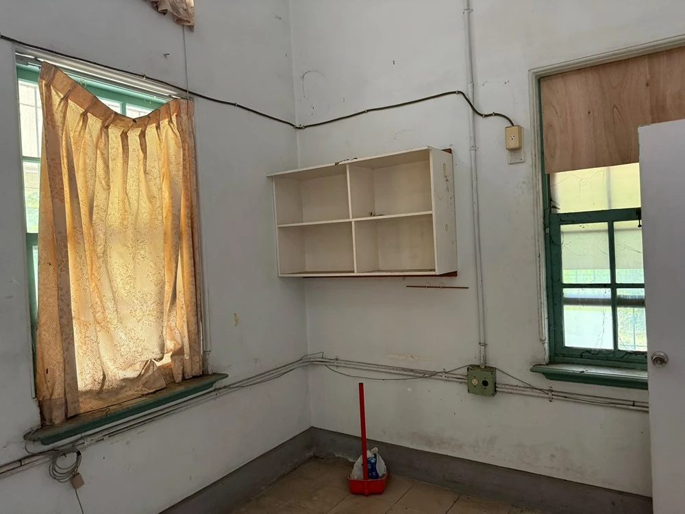學校校室局部木作裝潢拆除