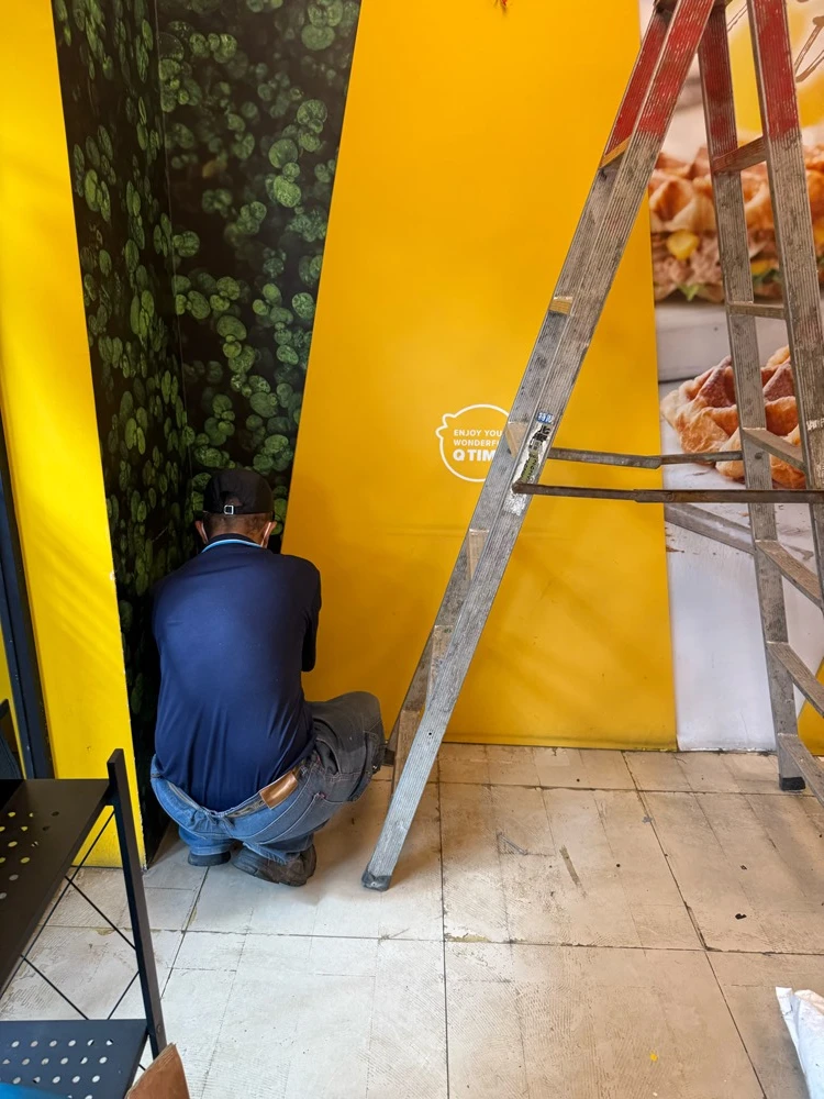 店面局部木作裝潢.木地板拆除、廁所打除見底、廣告紙剔除施工前、中、後