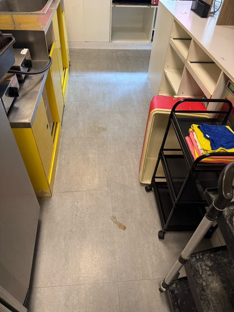 店面局部木作裝潢.木地板拆除、廁所打除見底、廣告紙剔除施工前、中、後