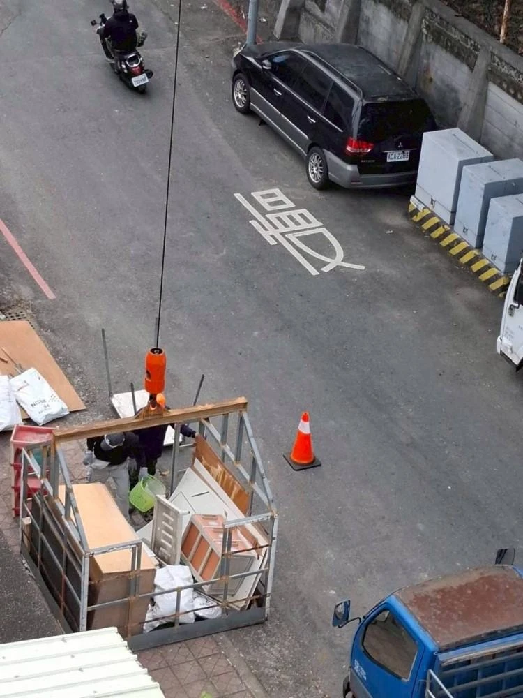 健行公寓室內塑膠地板拆除和廁所打除 局部地面打除和廚房磁磚剔除