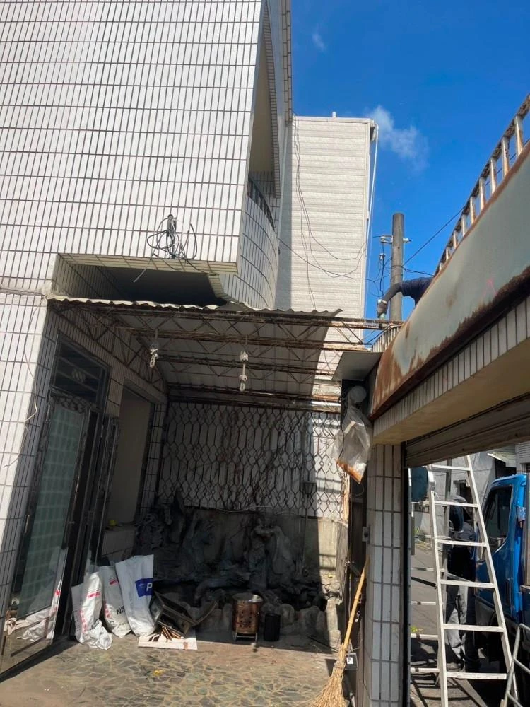 透天1-2樓室內裝潢.窗戶.騎樓鐵皮鐵架拆除、樓梯大里石.局部牆面.廁所見底.地