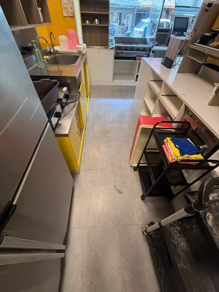 店面局部木作裝潢.木地板拆除、廁所打除見底、廣告紙剔除施工前、中、後