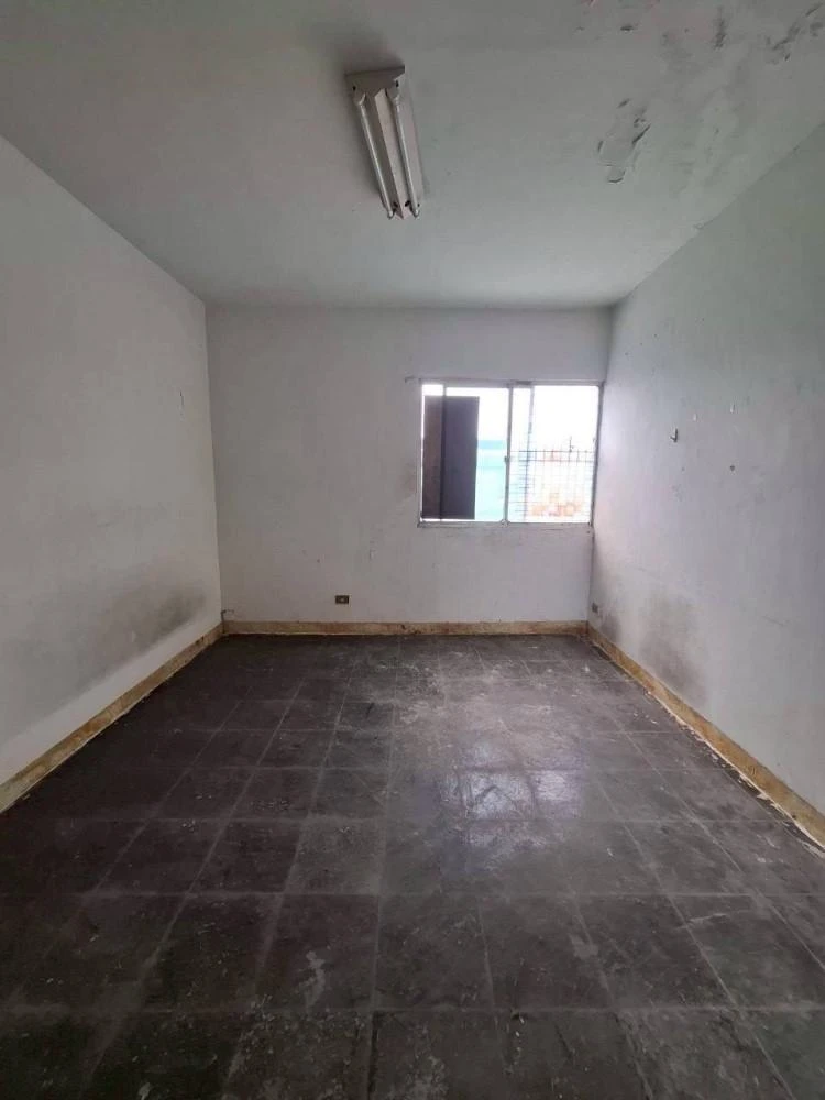 健行公寓室內塑膠地板拆除和廁所打除 局部地面打除和廚房磁磚剔除