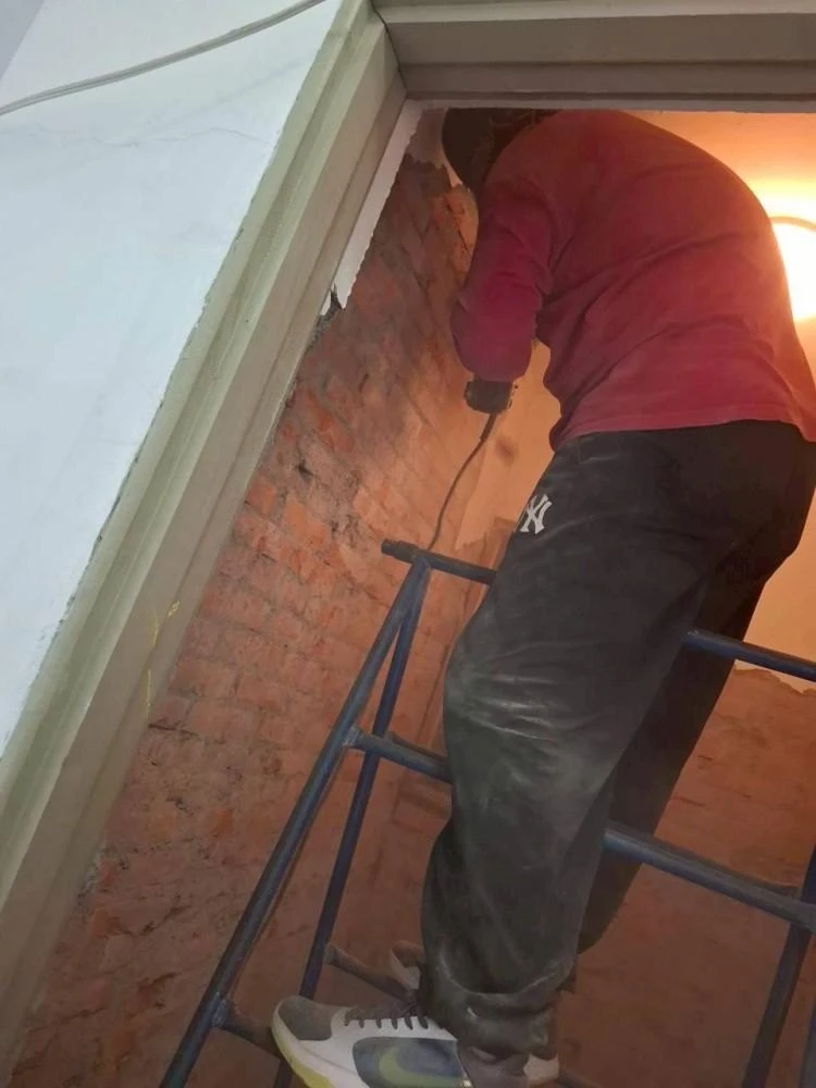健行公寓室內塑膠地板拆除和廁所打除 局部地面打除和廚房磁磚剔除