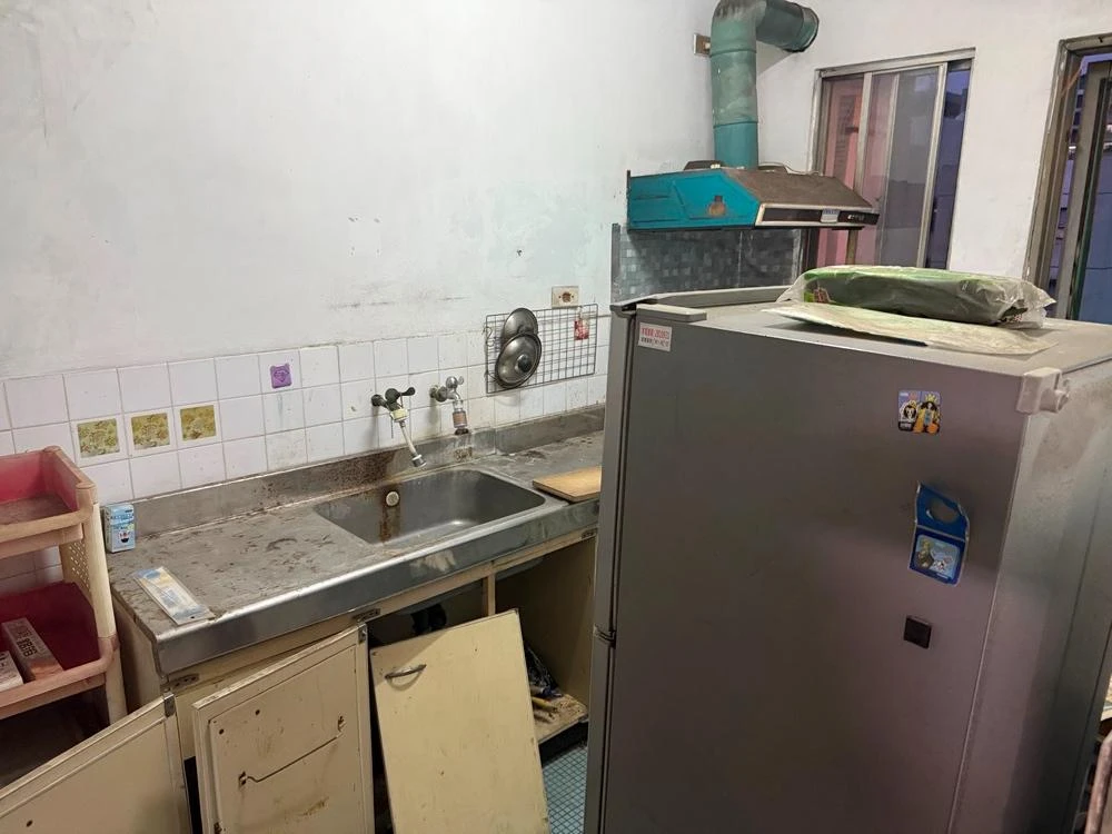 健行公寓室內塑膠地板拆除和廁所打除 局部地面打除和廚房磁磚剔除