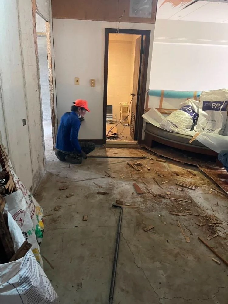 室內裝潢.天花板拆除、局部地磚、廁所打除施工前、中、後
