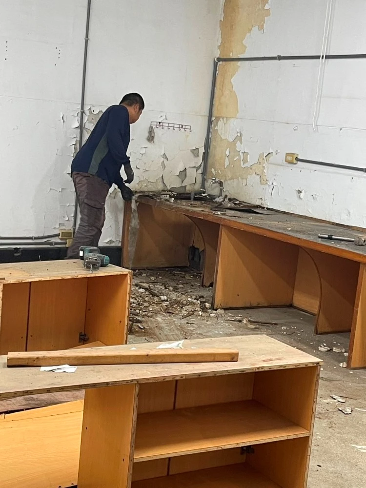 學校校室局部木作裝潢拆除