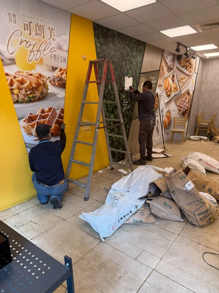 店面局部木作裝潢.木地板拆除、廁所打除見底、廣告紙剔除施工前、中、後