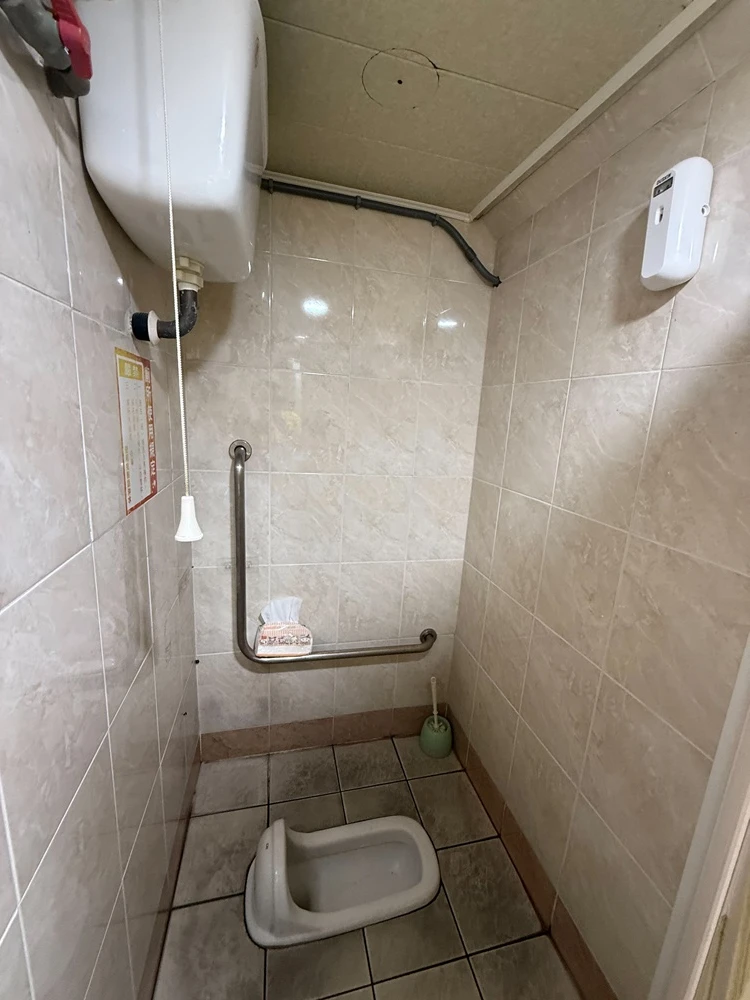 店面局部木作裝潢.木地板拆除、廁所打除見底、廣告紙剔除施工前、中、後