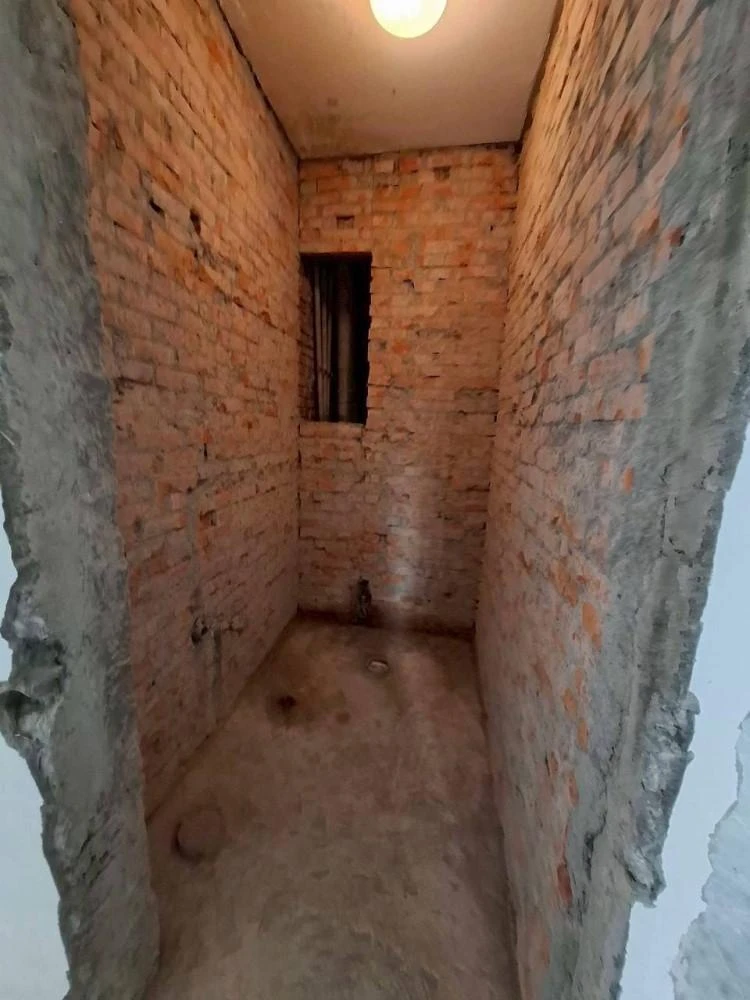 健行公寓室內塑膠地板拆除和廁所打除 局部地面打除和廚房磁磚剔除