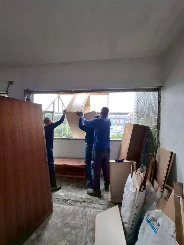 健行公寓室內塑膠地板拆除和廁所打除 局部地面打除和廚房磁磚剔除