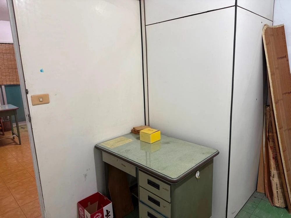 健行公寓室內塑膠地板拆除和廁所打除 局部地面打除和廚房磁磚剔除