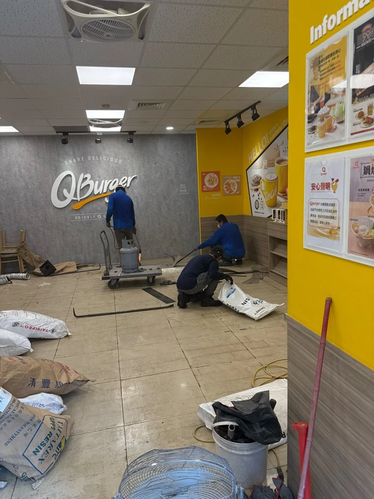店面局部木作裝潢.木地板拆除、廁所打除見底、廣告紙剔除施工前、中、後